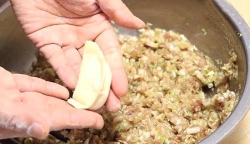 凉水|煮饺子时,需要加凉水吗,一步错步步错,难怪饺子破皮不好吃