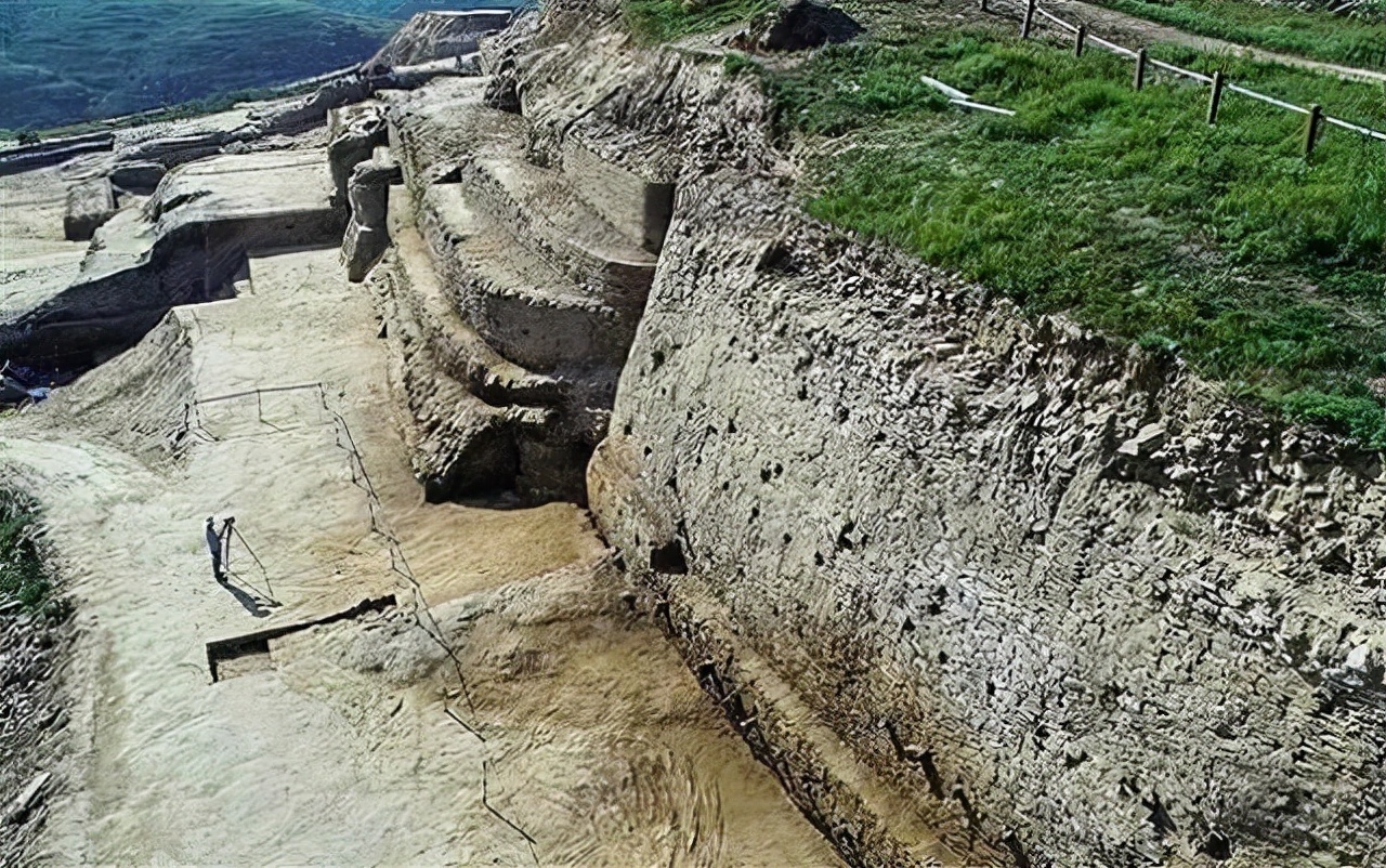 石峁|石峁遗址的石墙中出土谜样玉器，证明古人真有“瑶台玉门”的传说