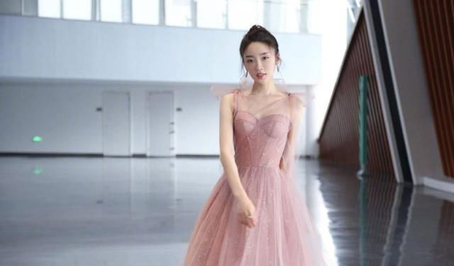 优雅|张月演绎芭蕾舞精灵,身穿一袭粉色纱裙优雅动人