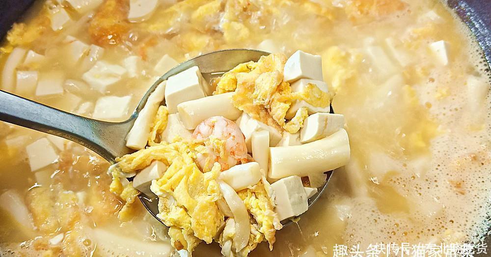 孩子|海鲜菇和豆腐一起做来吃，10分钟上桌，汤鲜味好，给孩子吃不错