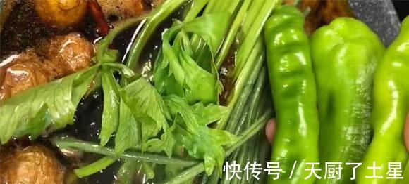 菜市场遇见它别手软，买来不去皮不切口，加料锅里炒一炒，真脆嫩！