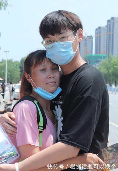 长沙|高考结束后，长沙考生妈妈嘴对嘴亲吻儿子引热议！
