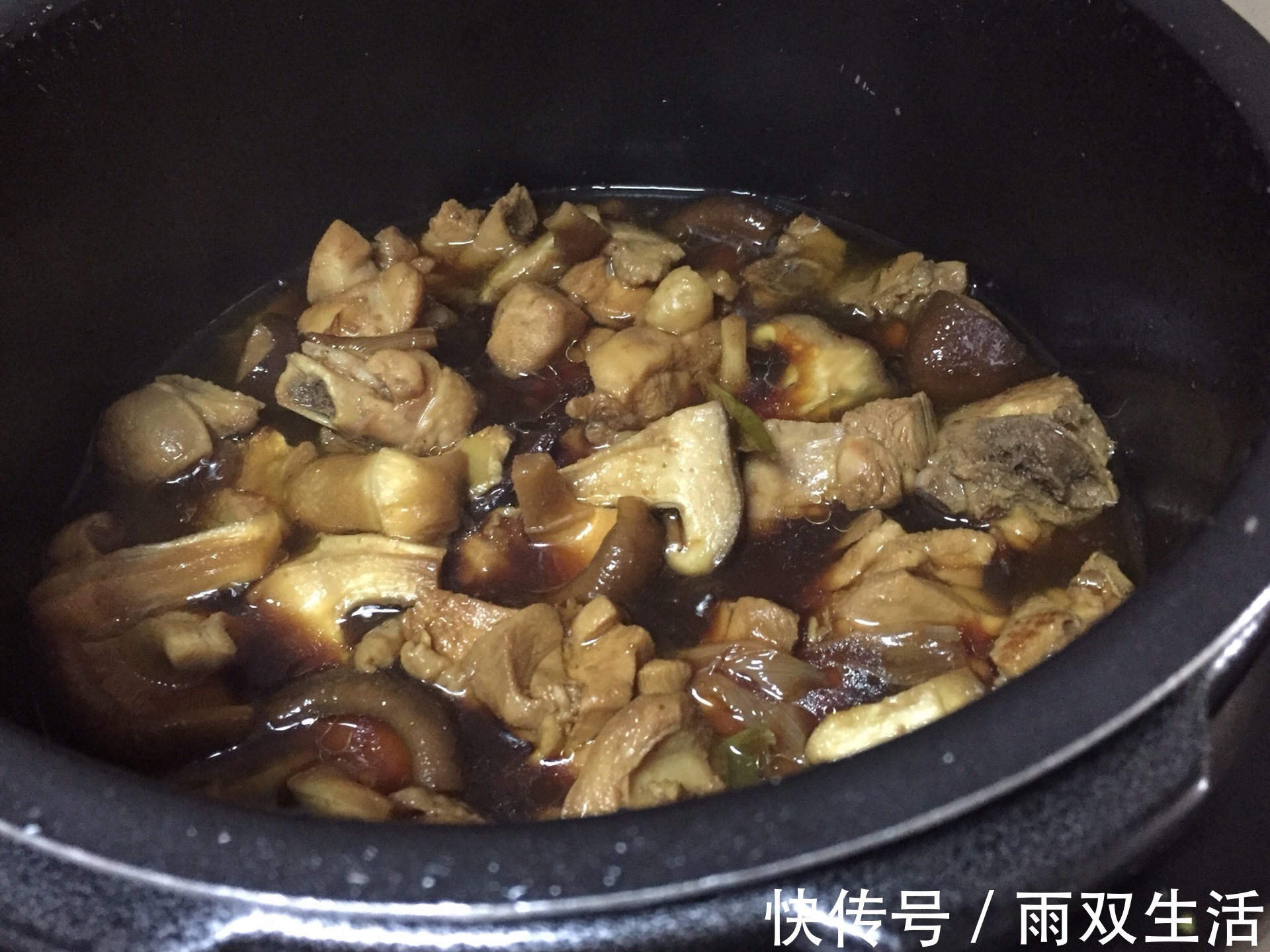 鸡肉|营养丰富的香菇炖鸡，制作简单，香气四溢