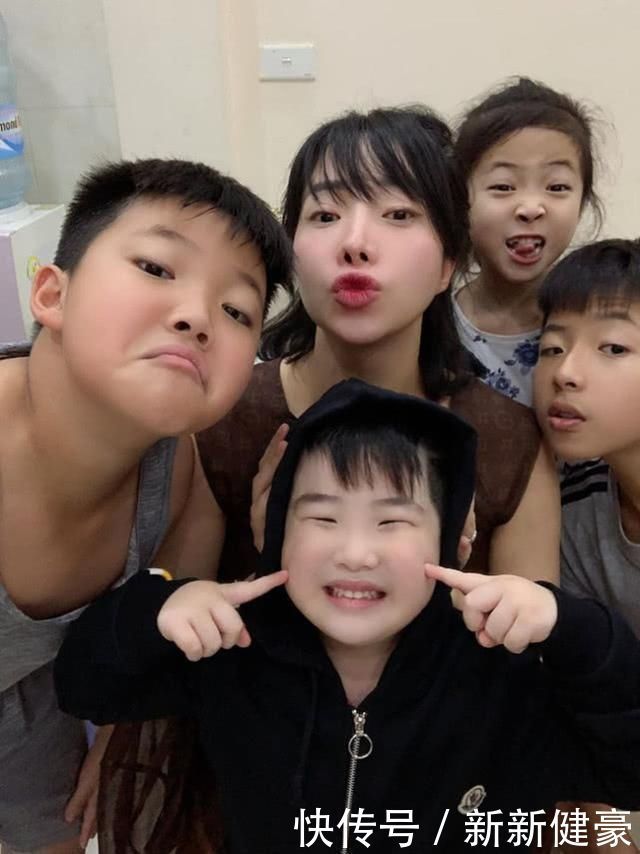 phuc|33岁女子顺产生了5个孩子,网友看完照片称她是“最美辣妈”