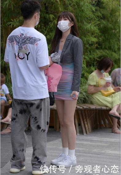 五颜六色连衣裙外搭灰色西装,迷你服的设计,温柔可爱