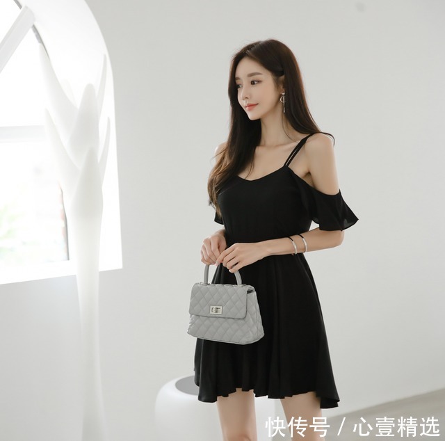 时尚|女神孙允珠高清时尚搭配：砚墨古韵菊叶早秋卷絮吊带裙