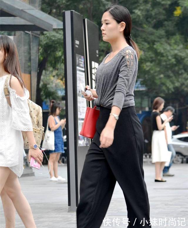 尖头|美女穿搭:高腰直筒牛仔裤,搭配尖头细跟鞋,显得大气,有衬托矜持