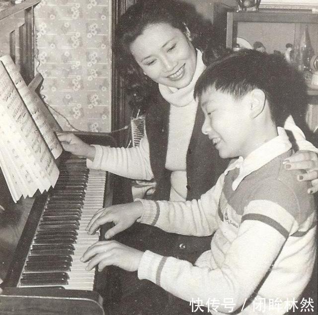 一生演唱800多首歌,丈夫去世12年,她不舍下葬将骨灰摆放在卧室