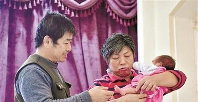 顺产|堪称最“霸气”产妇,顺产完走回病房似“将军”,网友值得骄傲