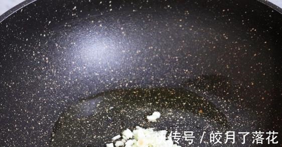 简单一炒十分钟就出锅，酸甜可口，不用担心剩米饭吃不完了！