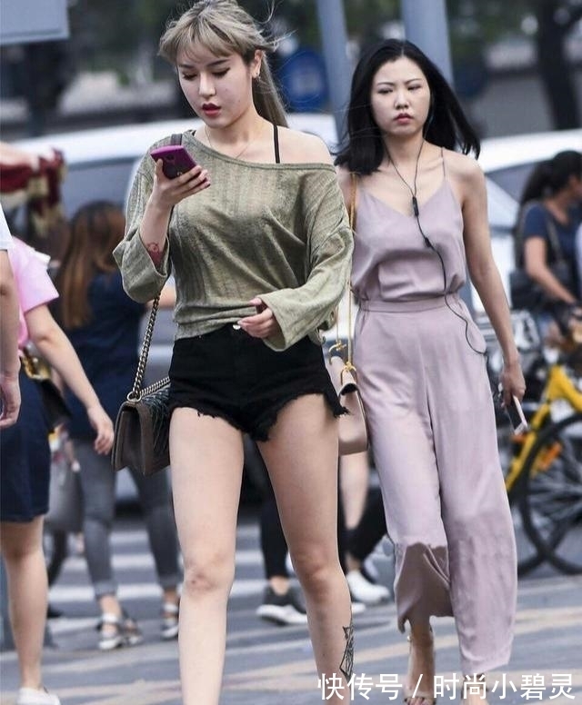 搭配 阿姨的秋季穿搭,从衣服细节"下手",普通的T恤也能有个性十足