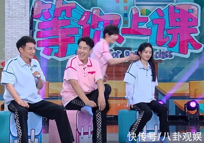 绅士|谢娜回归《快本》超热闹,丁程鑫戳赵丽颖脸蛋,手部细节暴露人品