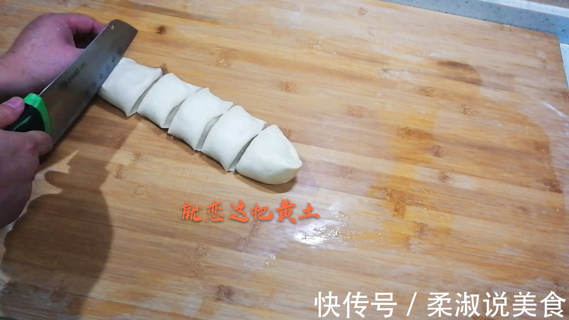 教你在家自制炸油饼,酥软可口,放凉也不硬,家人吃安全放心