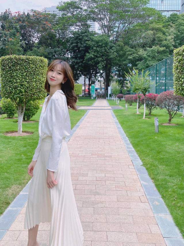 v领|最想要显瘦的穿衣技巧来了,无袖绿色上衣搭配黑色半身裙,超洋气