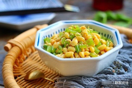 此菜大家要常吃，既清口又營(yíng)養(yǎng)，價(jià)格也便宜，兩塊錢就能做1盤