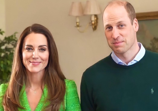 皮帕|凯特为迎结婚10周年做医美?穿婚纱大衣重回婚礼教堂,皮肤太平整