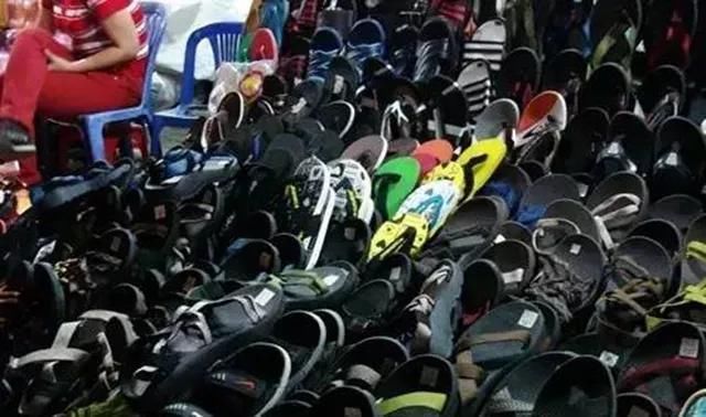 踩屎感|今夏超火的“踩屎感”拖鞋,踩着软,走着轻,速干不臭脚