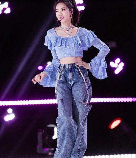 《创造营3》宋茜穿露腹装跳主题曲，一个动作暴露舞蹈难度系数五颗星