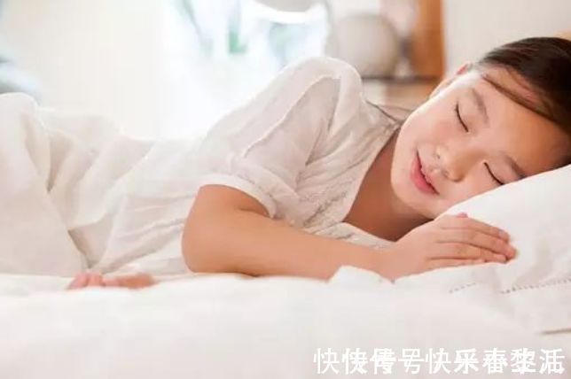早起|孩子起床时间有讲究,盲目叫娃早起耽误长高,家长是否忽略了?