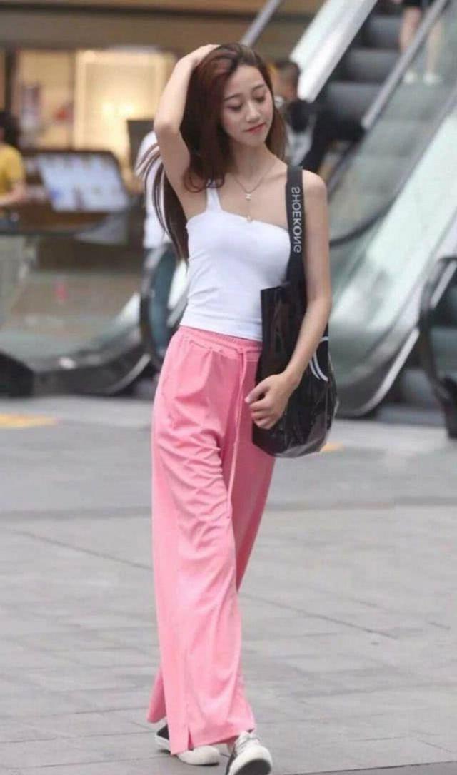 牛仔裤|牛仔裤搭配上白色休闲衫, 时尚减龄效果俱佳, 打造矜贵高雅的气质