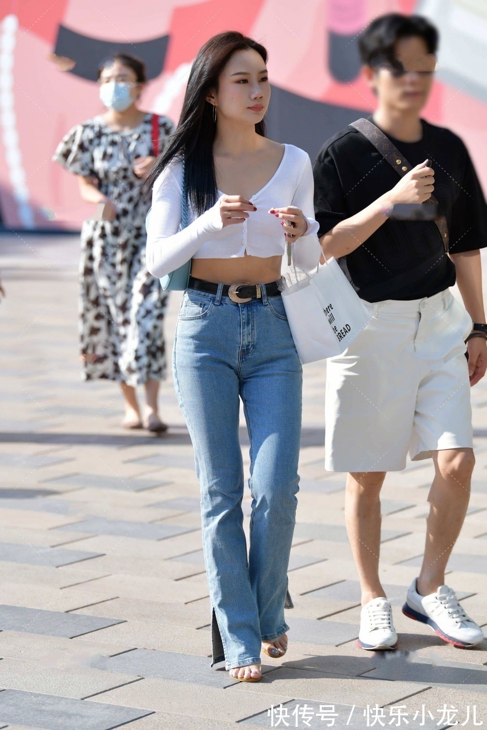 打扮 小姐姐青春靓丽的打扮,很前卫很漂亮,走在街上就是一道风景线