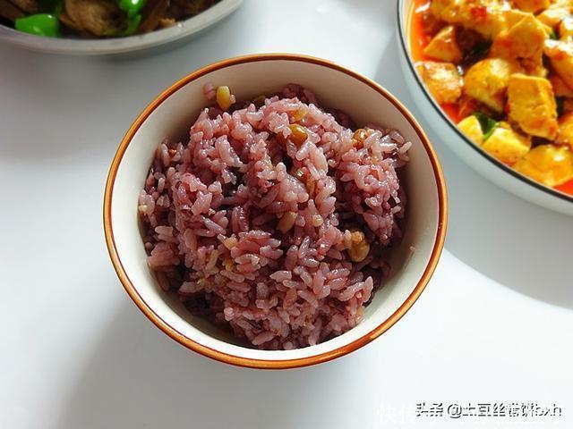 老两口的晚餐,两道小菜,不精致但温暖,网友:这么吃真好,点赞