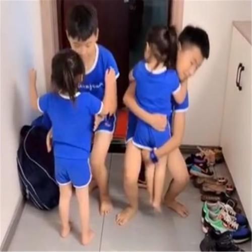 宝妈|双胞胎哥哥放学回家，双胞胎妹妹门口求抱抱，网友：鞋柜放不下了