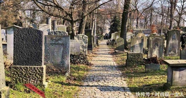 公墓|永不搬迁的市区公墓10万坟墓堆叠12层,城市变“纪念馆”