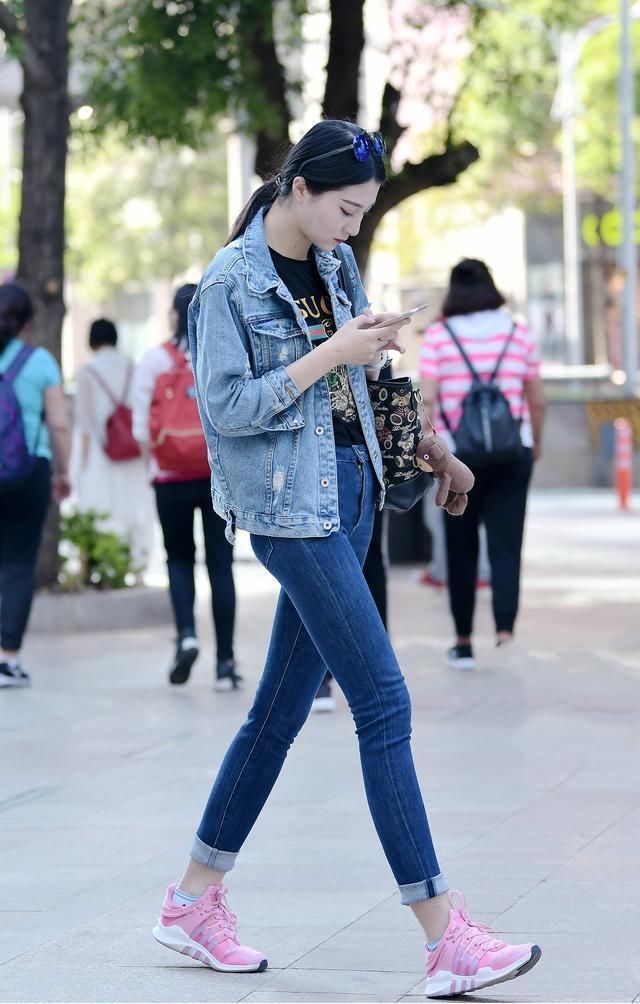 牛仔裤可以展现你的曼妙身姿，也让你身材更加的完美有型