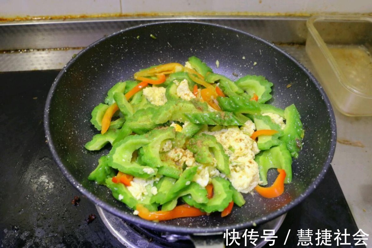 君子菜|苦瓜和鸡蛋红椒一起炒，处理好一点也不苦，小孩也爱吃