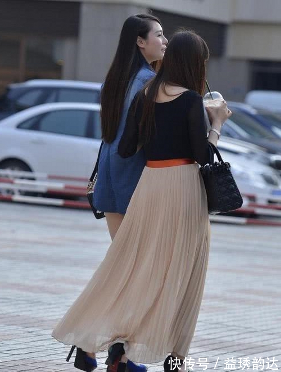 女人味十足|街拍,微卷的大长发温顺的披在肩上,女人味十足