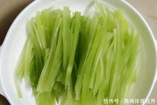 入味|凉拌莴笋丝不要焯水，一招吃遍天，莴笋丝香脆又入味，太开胃了