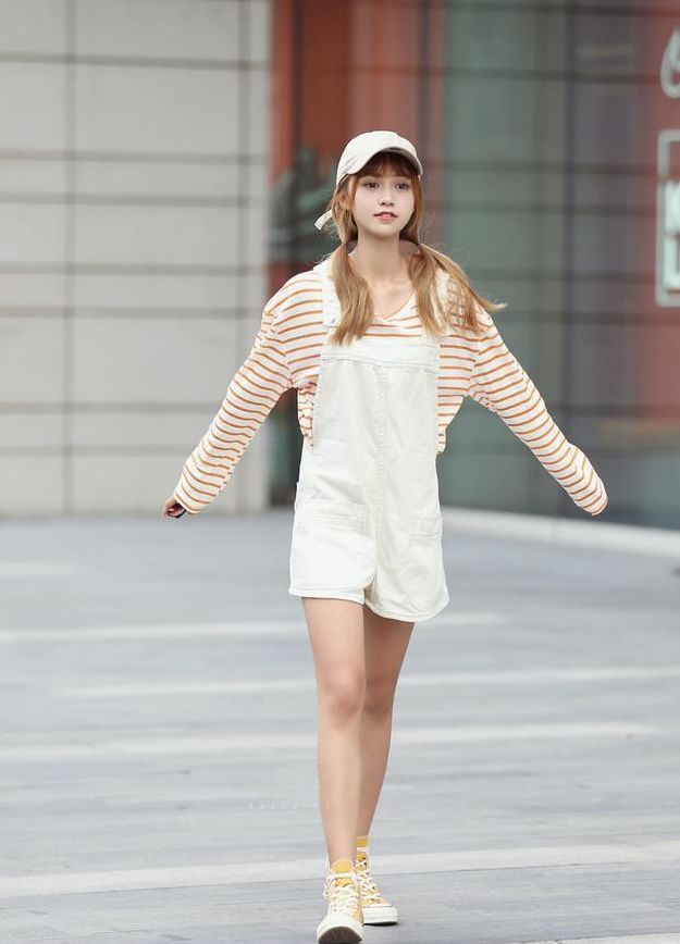 美女|街拍:喜欢第一位美女,一双大白腿非常修长,笑起来很美!