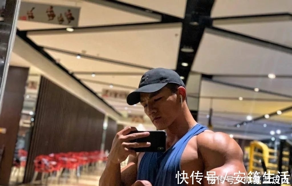 猛男|92年肌肉猛男因淋浴湿身照走红，这个肌肉什么水平