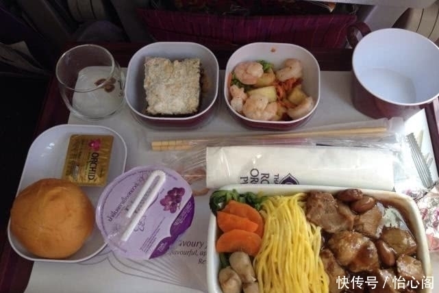 让人|中国飞机餐VS国外飞机餐,看完印度的我,直接把手里餐“扔了”
