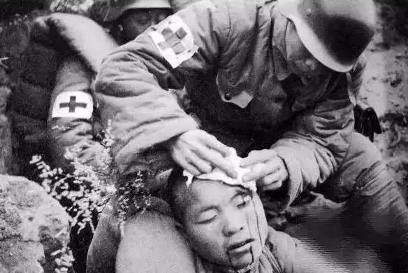 优待|此将军因得罪张发奎而被陷害,老蒋把他枪毙后很愧疚,只好优待他家人