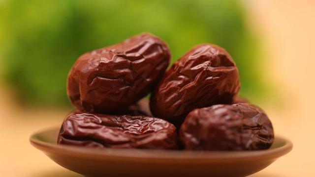 黄芪泡水|黄芪泡水，三大好处“手到擒来”！切记，“五必喝、四不喝”