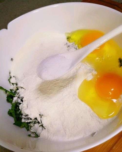 春天多吃这个“碱性蔬菜”，加碗面粉烙成饼，2块钱够全家吃
