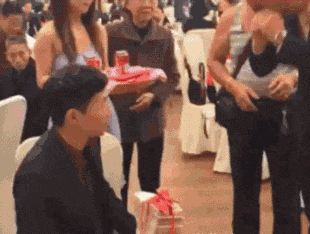 |搞笑GIF:对,不犯法,快用钱砸昏我吧