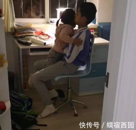 写作业|哥哥在写作业,妹妹哭着跑进来,哥哥的行为让人觉得真暖心