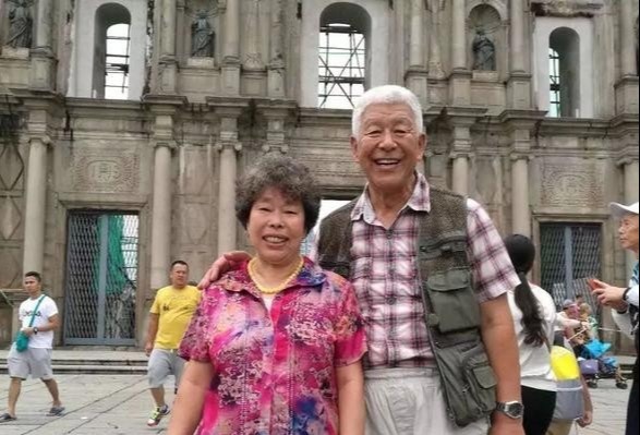  振荣|张洪杰为何75岁仍带着“丑妻”拍戏原来家里养了“一群狼”