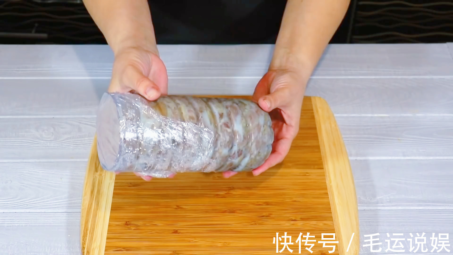 把猪肉装到矿泉水瓶子里,12小时后变成美味香肠,做法头一次见