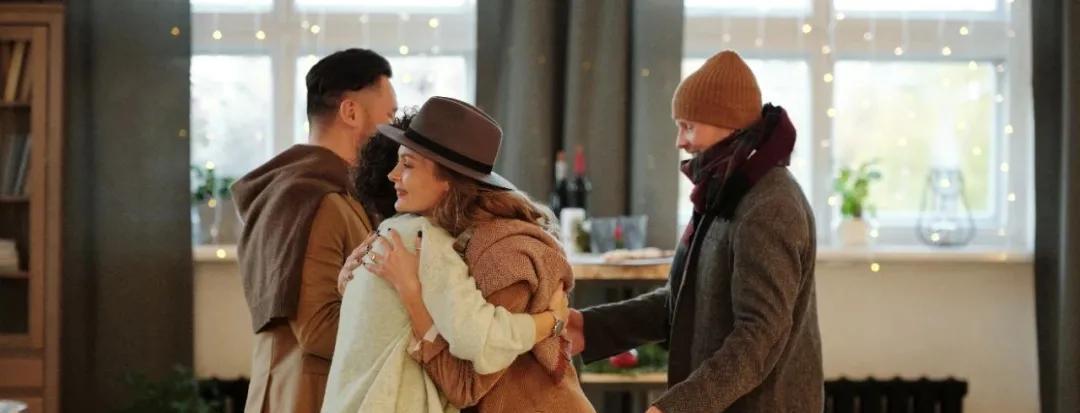 我带男朋友去参加姐妹的婚礼,他谁都不认识,却完全不尴尬