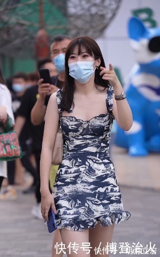 小姐姐|街拍：水墨风的吊带连衣裙，展示满满中国风，凸显小姐姐绝佳气质