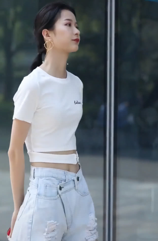 肚脐 普通短袖该淘汰了,小姐姐绑线短T超显瘦,搭牛仔凹出“纸片腰”