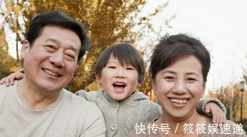 育儿观|爸爸带娃偷偷来看爷爷,看到爷爷的表情后,可以说真的是很宠溺了