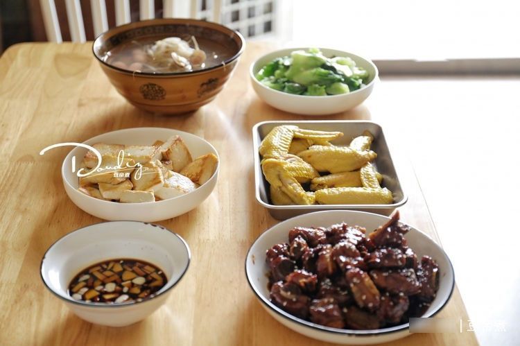 一家三口的午餐在朋友圈火了,整桌没个鱼,网友:精打细算太掉价