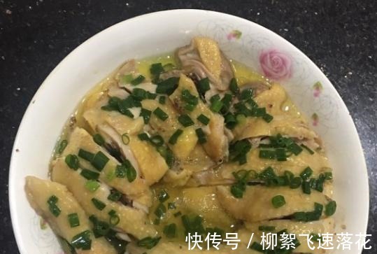 鸡肉别再炖汤了，教你1道“葱油鸡”，鸡肉嫩滑多汁，鲜香下饭！