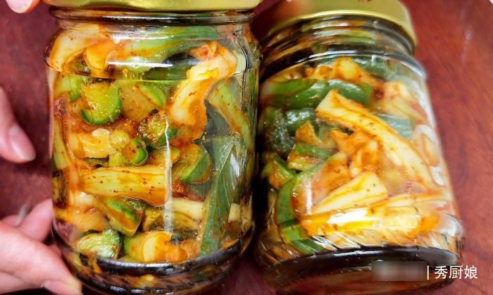 入冬后，吃此菜正当季，买上30斤，简单一晒一腌，脆嫩爽口真好吃