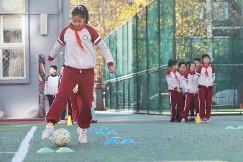 足球|重赛两次的师生足球赛教会学生“规则面前人人平等”